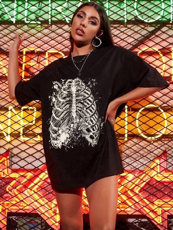تي شيرت بطبعة هيكل عظمي بكتف متضخم | شي ان