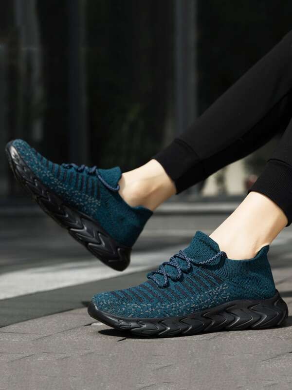 حذاء رياضي منسوج برباط  ومزين بنقشة مخطط | شي ان