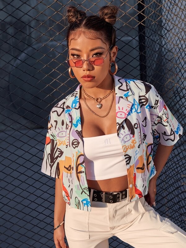 بلوزة بطباعة جرافيك قصيرة الاكمام بألوان متعددة | شي ان