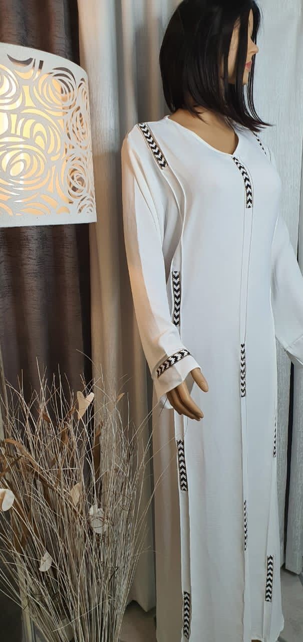 عباية بلون أبيض موحد