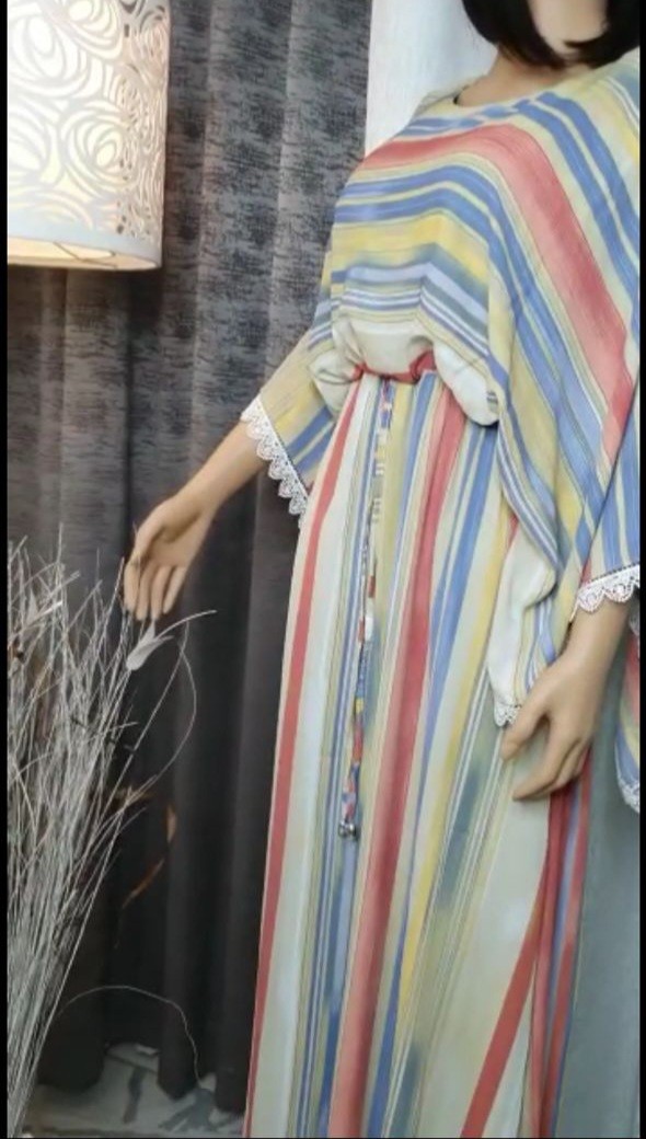 فستان ملون بأكمام متدلية مع حزام