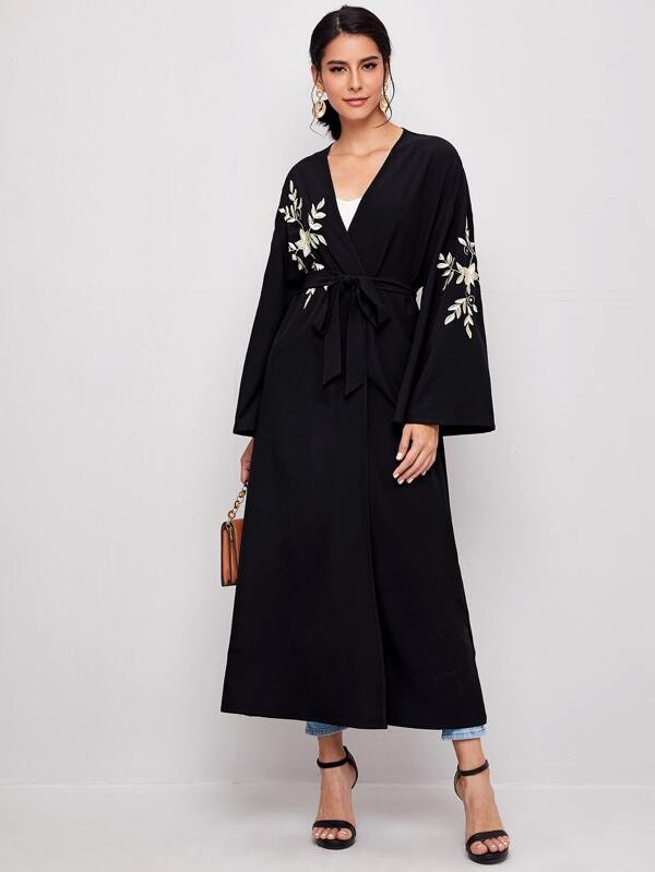 عباية بحزام مطرز نباتي وباكتاف منخفضة | SHEIN