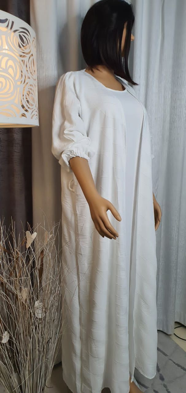 فستان أبيض بفستان داخلي