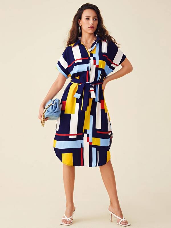 فستان قصير بحزام بحافة مقوسة  وطباعة هندسية | شي ان