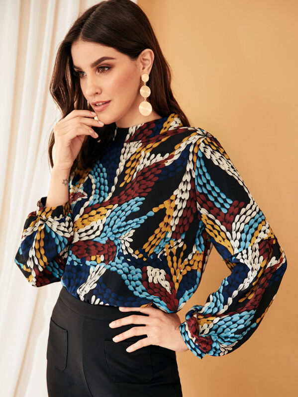 بلوزة ملونة بطبعة جرافيك | شي ان